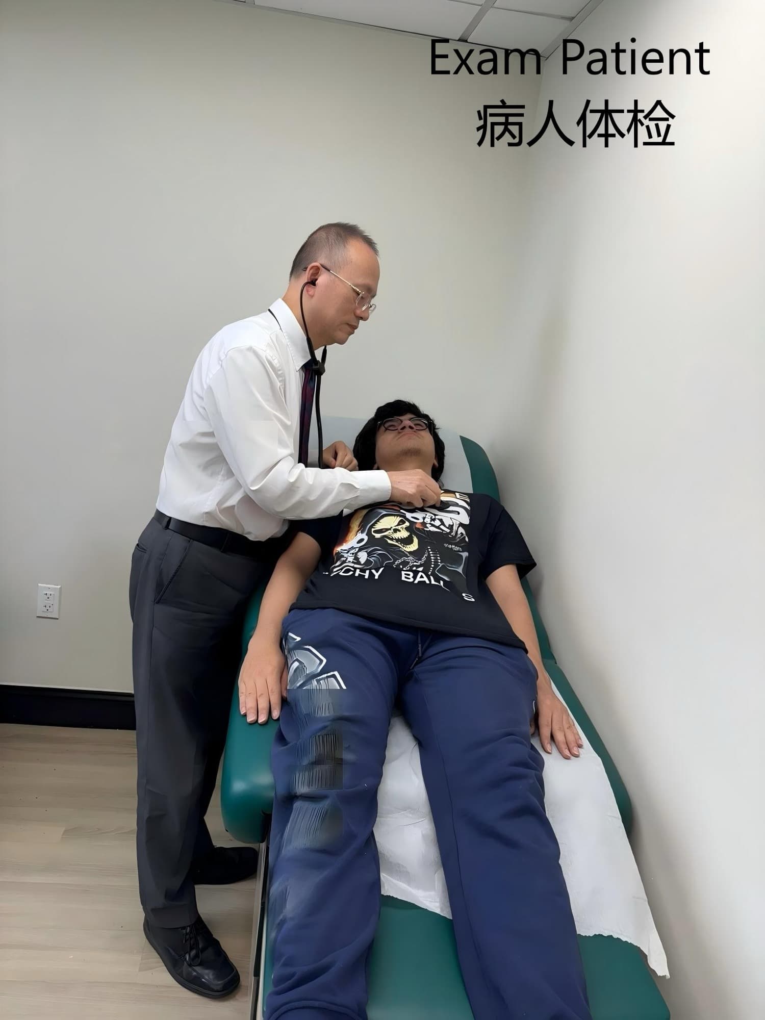 李健医生身着白衬衫，为躺姿患者听诊，进行体检