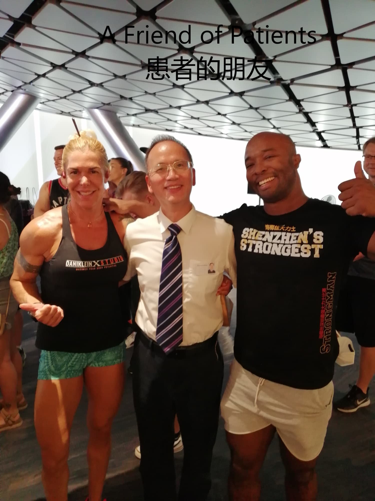Dr. Lee posing with two bodybuilding athletes